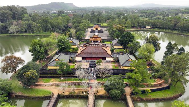 Lăng Minh Mạng (Hiếu Lăng), tọa lạc trên ngọn núi Cẩm Kê, xã Hương Thọ, thị xã Hương Trà, đây là điểm đến của du khách khi đến với cố đô Huế. Ảnh: Vũ Sinh – TTXVN