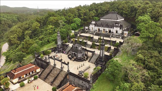 Lăng Khải Định (Ứng Lăng) được xây dựng trên triền núi Châu Chữ, thuộc xã Thủy Bằng, thành phố Huế đây là điểm đến của du khách khi đến với cố đô Huế. Ảnh: Vũ Sinh – TTXVN