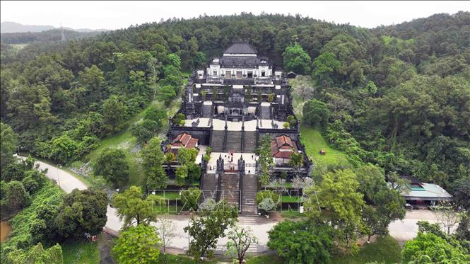 Lăng Khải Định (Ứng Lăng) được xây dựng trên triền núi Châu Chữ, thuộc xã Thủy Bằng, thành phố Huế đây là điểm đến của du khách khi đến với cố đô Huế. Ảnh: Vũ Sinh – TTXVN
