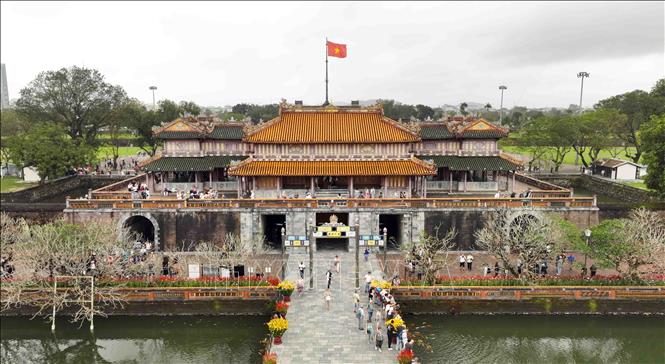 Du khách đến thăm quan Đại Nội Huế. Ảnh: Vũ Sinh – TTXVN