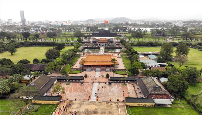 Du khách đến thăm quan Đại Nội Huế. Ảnh: Vũ Sinh – TTXVN