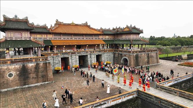 Phục dựng lại Lễ đổi gác được diễn ra tại cổng Ngọ Môn Đại Nội Huế. Ảnh: Vũ Sinh - TTXVN