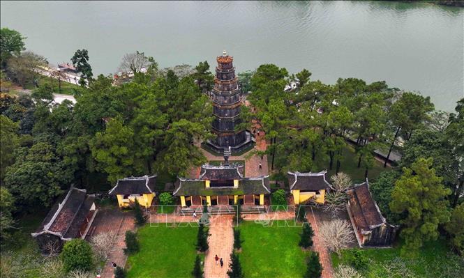 Chùa Thiên Mụ (Chùa Linh Mụ) nằm trên đồi Hà Khê, tả ngạn sông Hương, thành phố Huế đây là điểm đến của du khách khi đến với cố đô Huế. Ảnh: Vũ Sinh – TTXVN