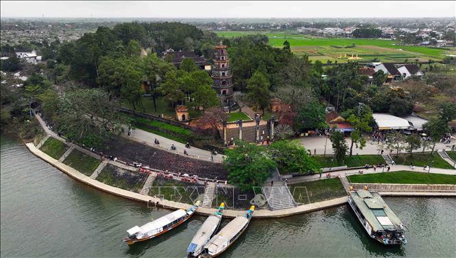 Chùa Thiên Mụ (Chùa Linh Mụ) nằm trên đồi Hà Khê, tả ngạn sông Hương, thành phố Huế đây là điểm đến của du khách khi đến với cố đô Huế. Ảnh: Vũ Sinh – TTXVN