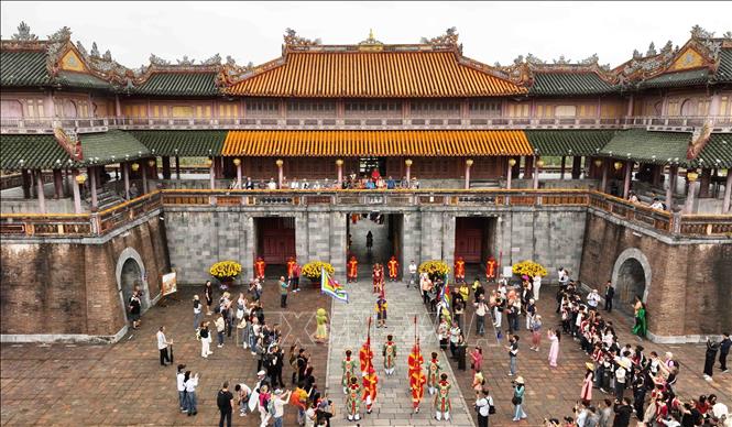 Phục dựng lại Lễ đổi gác được diễn ra tại cổng Ngọ Môn Đại Nội Huế. Ảnh: Vũ Sinh - TTXVN