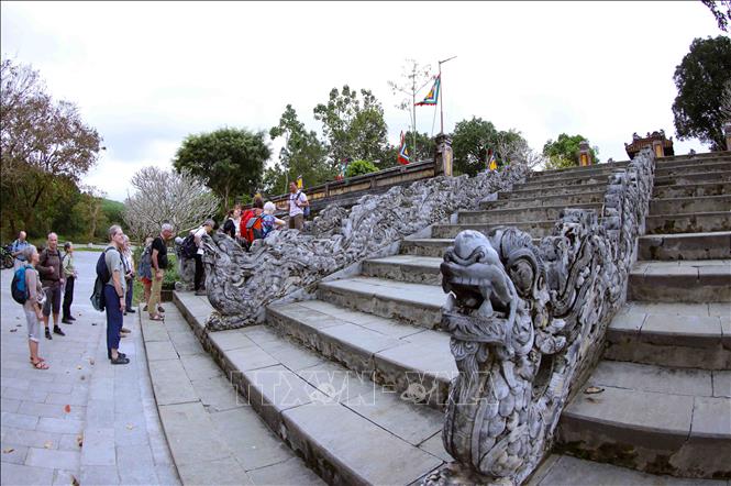 Du khách đến tham quan khu di tích Lăng Gia Long (Thiên Thọ Lăng) thuộc xã Hương Thọ, thành phố Huế. Ảnh: Vũ Sinh – TTXVN