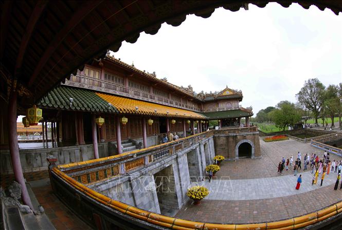 Du khách tham quan Cổng Ngọ Môn, Đại nội Huế. Ảnh: Vũ Sinh – TTXVN