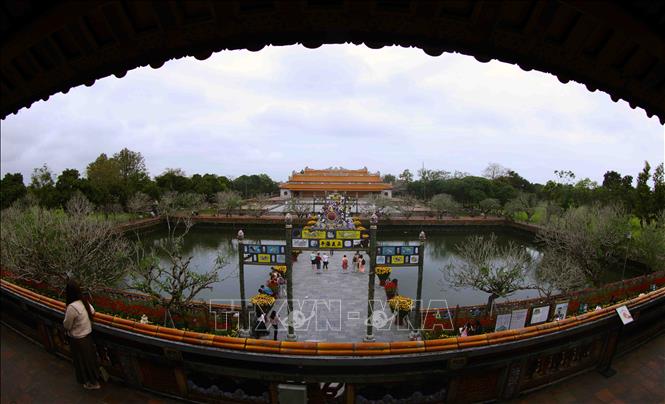 Du khách đến tham quan Đại nội Huế. Ảnh: Vũ Sinh – TTXVN