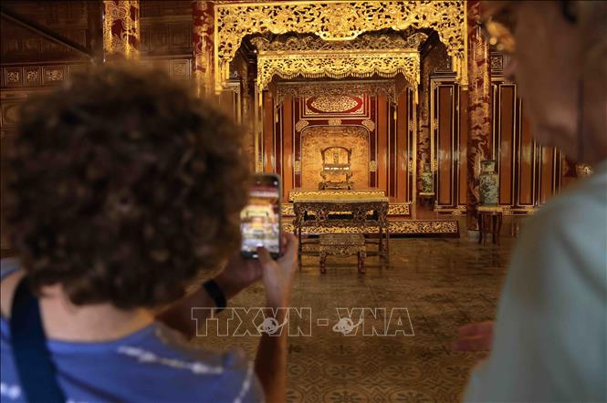 Du khách đến tham quan Điện Thái Hoà trong Đại nội Huế. Ảnh: Phạm Hậu – TTXVN