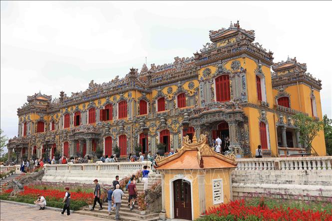 Du khách đến tham quan Điện Kiến Trung trong Đại nội Huế. Ảnh: Phạm Hậu – TTXVN