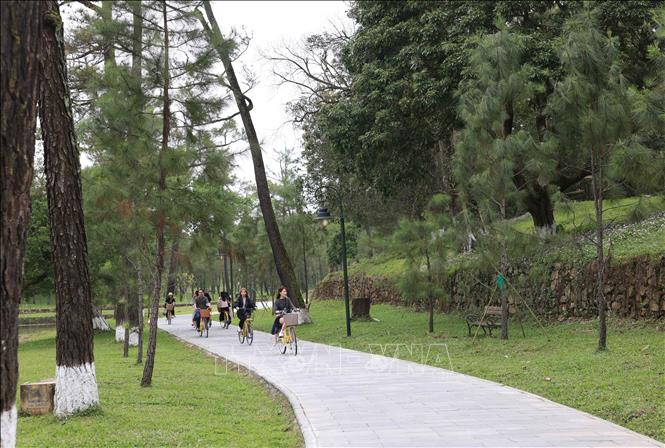 Du khách đến thăm quan khu di tích Lăng Gia Long (Thiên Thọ Lăng) thuộc xã Hương Thọ, thành phố Huế. Ảnh: Phạm Hậu – TTXVN