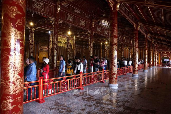 Du khách đến tham quan Điện Thái Hoà trong Đại nội Huế. Ảnh: Vũ Sinh – TTXVN