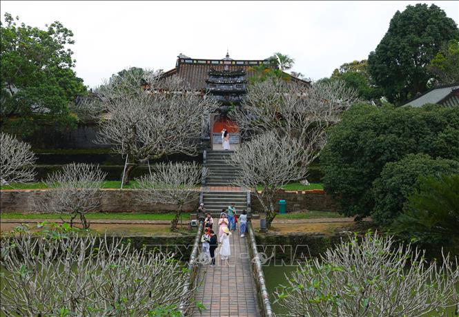 Du khách đến tham quan khu di tích Lăng Minh Mạng, nằm trên núi Cẩm Kê, ấp An Bằng, phường Long Hồ, quận Phú Xuân, thành phố Huế. Ảnh: Phạm Hậu – TTXVN