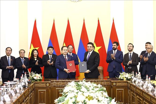 Chủ tịch Quốc hội Trần Thanh Mẫn và Chủ tịch Quốc hội Armenia Alen Simonyan ký Thỏa thuận hợp tác giữa Quốc hội hai nước. Ảnh: Doãn Tấn – TTXVN