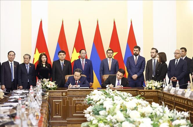 Chủ tịch Quốc hội Trần Thanh Mẫn và Chủ tịch Quốc hội Armenia Alen Simonyan ký Thỏa thuận hợp tác giữa Quốc hội hai nước. Ảnh: Doãn Tấn – TTXVN