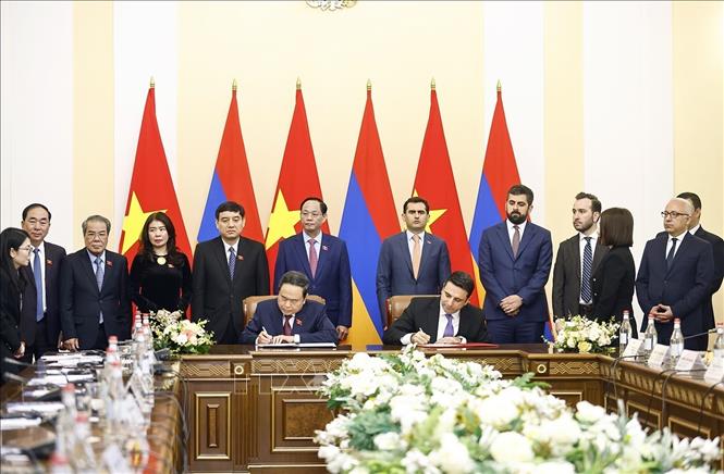 Chủ tịch Quốc hội Trần Thanh Mẫn và Chủ tịch Quốc hội Armenia Alen Simonyan ký Thỏa thuận hợp tác giữa Quốc hội hai nước. Ảnh: Doãn Tấn – TTXVN