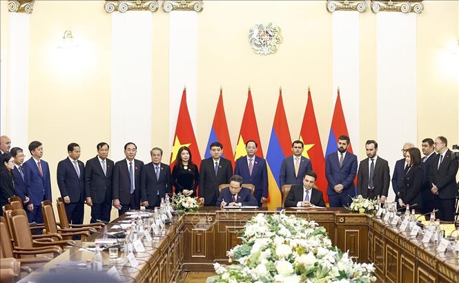 Chủ tịch Quốc hội Trần Thanh Mẫn và Chủ tịch Quốc hội Armenia Alen Simonyan ký Thỏa thuận hợp tác giữa Quốc hội hai nước. Ảnh: Doãn Tấn – TTXVN