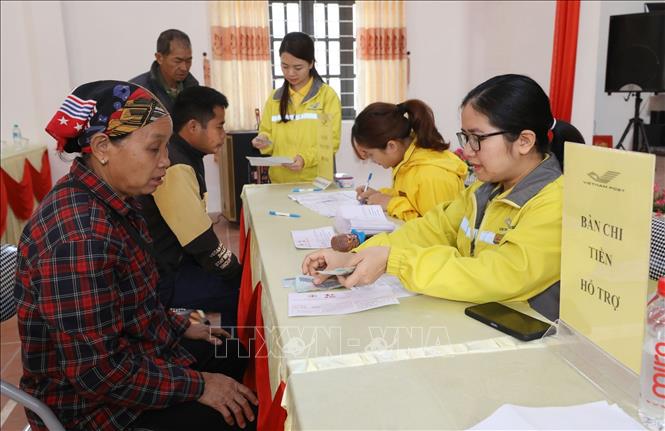 Cán bộ Bưu điện huyện Chi Lăng cấp phát tiền mặt cho các hộ hưởng lợi tại xã Quan Sơn, huyện Chi Lăng, tỉnh Lạng Sơn ngày 3/4/2025. Ảnh: Anh Tuấn – TTXVN