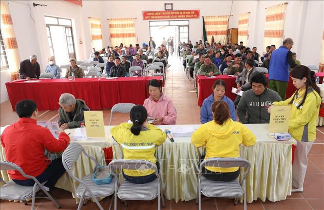 Cấp phát tiền mặt cho các hộ hưởng lợi tại xã Quan Sơn, huyện Chi Lăng, tỉnh Lạng Sơn ngày 3/4/2025. Ảnh: Anh Tuấn – TTXVN