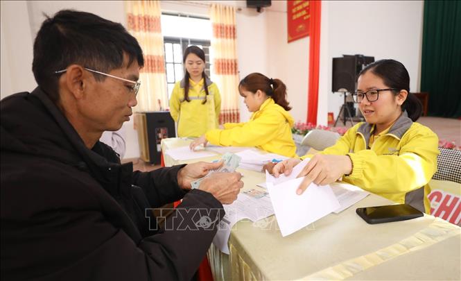 Các hộ hưởng lợi tại xã Quan Sơn, huyện Chi Lăng, tỉnh Lạng Sơn nhận cấp phát tiền mặt thuộc Dự án. Ảnh: Anh Tuấn – TTXVN