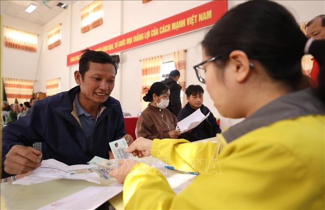 Cán bộ Bưu điện huyện Chi Lăng cấp phát tiền mặt cho các hộ hưởng lợi tại xã Quan Sơn, huyện Chi Lăng, tỉnh Lạng Sơn ngày 3/4/2025. Ảnh: Anh Tuấn – TTXVN