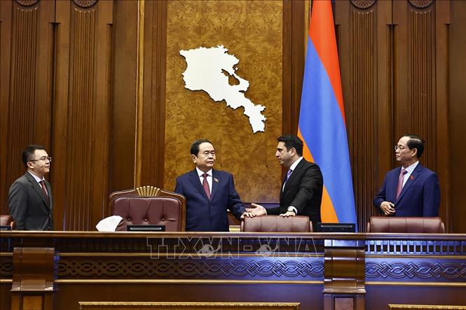Chủ tịch Quốc hội Trần Thanh Mẫn và Chủ tịch Quốc hội Armenia Alen Simonyan tham quan phòng họp của Quốc hội Armenia. Ảnh: Doãn Tấn – TTXVN