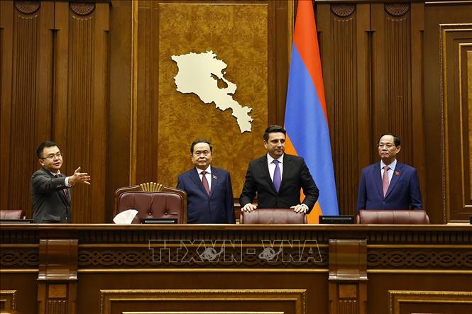 Chủ tịch Quốc hội Trần Thanh Mẫn và Chủ tịch Quốc hội Armenia Alen Simonyan tham quan phòng họp của Quốc hội Armenia. Ảnh: Doãn Tấn – TTXVN
