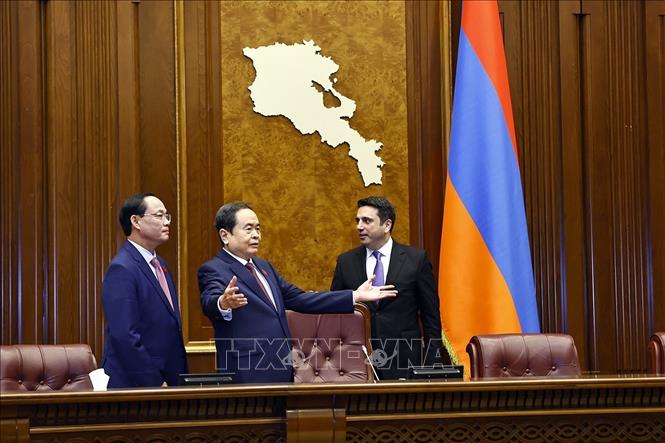 Chủ tịch Quốc hội Trần Thanh Mẫn và Chủ tịch Quốc hội Armenia Alen Simonyan tham quan phòng họp của Quốc hội Armenia. Ảnh: Doãn Tấn – TTXVN