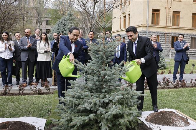 Chủ tịch Quốc hội Trần Thanh Mẫn và Chủ tịch Quốc hội Armenia Alen Simonyan trồng cây lưu niệm biểu tượng cho tình hữu nghị Armenia – Việt Nam. Ảnh: Doãn Tấn – TTXVN