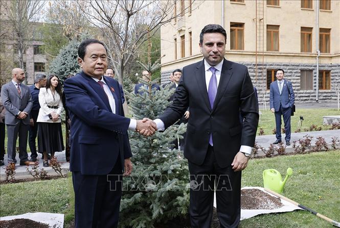 Chủ tịch Quốc hội Trần Thanh Mẫn và Chủ tịch Quốc hội Armenia Alen Simonyan trồng cây lưu niệm biểu tượng cho tình hữu nghị Armenia – Việt Nam. Ảnh: Doãn Tấn – TTXVN