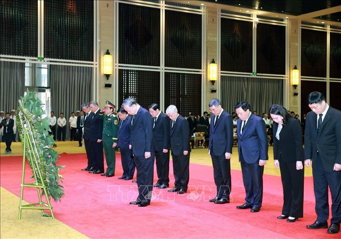Tổng Bí thư Tô Lâm dẫn đầu Đoàn đại biểu cấp cao của Đảng, Nhà nước Việt Nam viếng nguyên Chủ tịch Đảng Nhân dân Cách mạng Lào, nguyên Chủ tịch nước Cộng hoà Dân chủ Nhân dân Lào Khamtay Siphandone. Ảnh: Thống Nhất – TTXVN