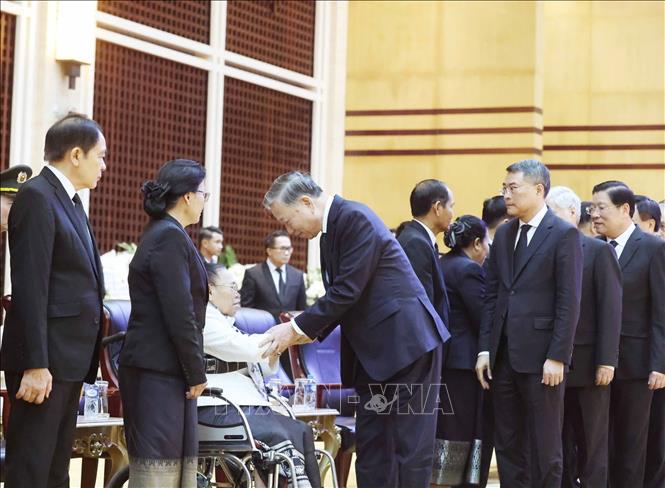 Tổng Bí thư Tô Lâm chia buồn với tang quyến nguyên Chủ tịch Đảng Nhân dân Cách mạng Lào, nguyên Chủ tịch nước Cộng hoà Dân chủ Nhân dân Lào Khamtay Siphandone. Ảnh: Thống Nhất – TTXVN