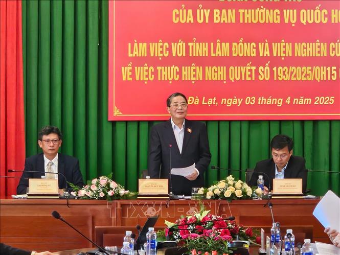 Phó Chủ tịch Quốc hội Nguyễn Đức Hải làm việc với các nhà khoa học Viện Nghiên cứu Hạt nhân Đà Lạt. Ảnh: TTXVN phát