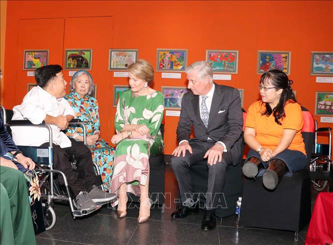 King Philippe and Queen Mathilde of Belgium meet with children affected by Agent Orange. VNA Photo: Xuân Khu