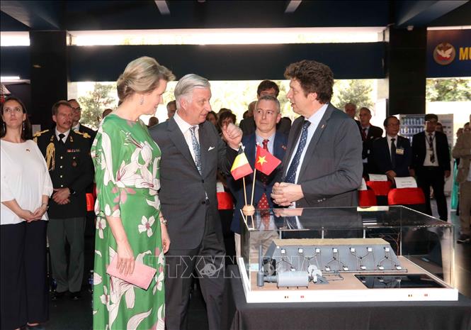 King Philippe and Queen Mathilde of Belgium learn about Aquitara Impact Fund, a Belgian investment fund dedicated to partnering with Haemers Technologies. The fund aims to integrate environmental restoration with economic redevelopment by cleaning up contaminated land, developing eco-industrial zones, and incorporating renewable energy solutions. VNA Photo: Xuân Khu