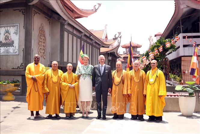 King Philippe and Queen Mathilde of Belgium visit Vinh Nghiem Pagoda. VNA Photo: Xuân Khu