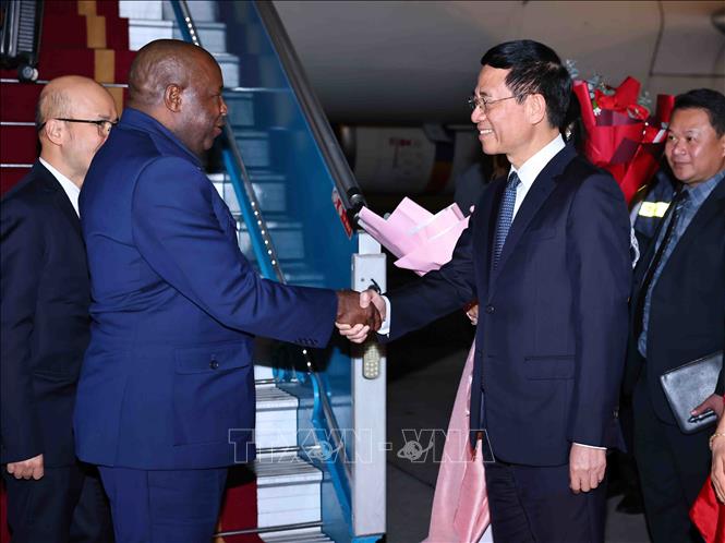 Bộ trưởng Bộ Khoa học và Công nghệ Nguyễn Mạnh Hùng đón Tổng thống Burundi Évariste Ndayishimiye và Phu nhân tại Sân bay quốc tế Nội Bài. Ảnh: Minh Đức – TTXVN