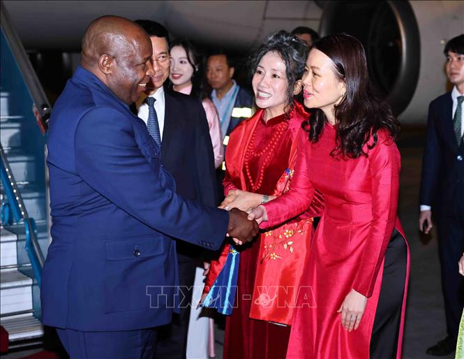 Bộ trưởng Khoa học và Công nghệ Nguyễn Mạnh Hùng, Thứ trưởng Ngoại giao Nguyễn Minh Hằng, Đại sứ Việt Nam tại Tanzania kiêm nhiệm Burundi Vũ Thanh Huyền đón Tổng thống Burundi Évariste Ndayishimiye và Phu nhân tại Sân bay quốc tế Nội Bài. Ảnh: Minh Đức – TTXVN