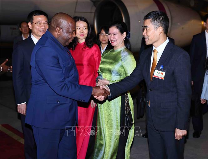 Bộ trưởng Bộ Khoa học và Công nghệ Nguyễn Mạnh Hùng cùng đại diện lãnh đạo Văn phòng Chủ tịch nước, Bộ Ngoại giao đón Tổng thống Burundi Évariste Ndayishimiye và Phu nhân tại Sân bay quốc tế Nội Bài. Ảnh: Minh Đức – TTXVN
