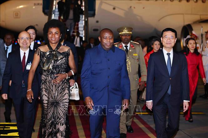 Bộ trưởng Bộ Khoa học và Công nghệ Nguyễn Mạnh Hùng đón Tổng thống Burundi Évariste Ndayishimiye và Phu nhân tại Sân bay quốc tế Nội Bài. Ảnh: Minh Đức – TTXVN