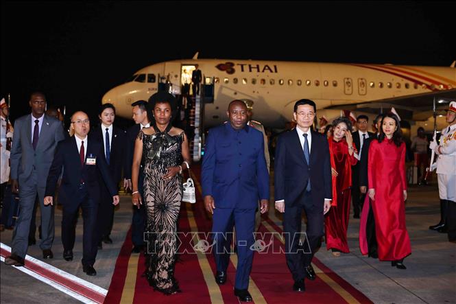 Tổng thống Burundi Évariste Ndayishimiye và Phu nhân đến Hà Nội, bắt đầu chuyến thăm chính thức Việt Nam. Ảnh: Minh Đức – TTXVN