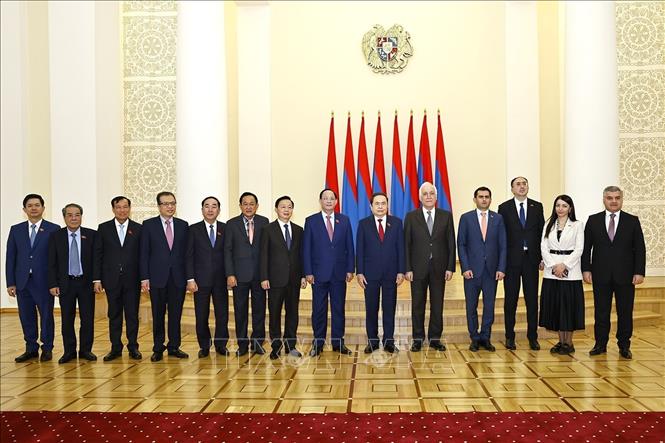 Chủ tịch Quốc hội Trần Thanh Mẫn, Tổng thống Armenia Vahagn Khachaturyan với đại biểu. Ảnh: Doãn Tấn – TTXVN