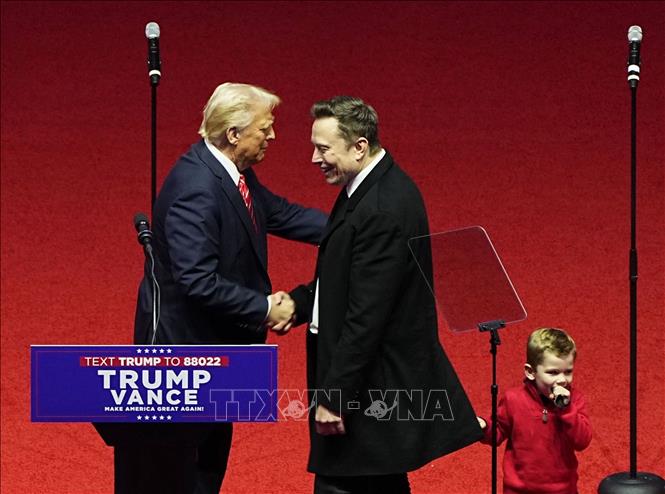 (Tư liệu) Tổng thống Mỹ Donald Trump (trái) và tỉ phú Elon Musk tại một sự kiện ở Washington. Ảnh: Kyodo/TTXVN