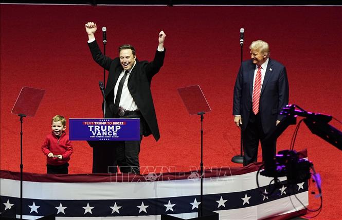 (Tư liệu) Tổng thống Mỹ Donald Trump (phải) và tỉ phú Elon Musk tại một sự kiện ở Washington. Ảnh: Kyodo/TTXVN