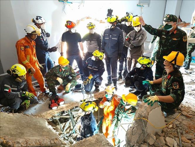 UAE team brings equipment to bring the victims out at Oattara Thiri private hospital. VNA Photo/Photo by courtesy