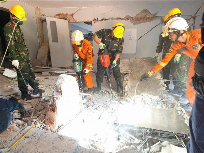 The VPA rescue team breaks the concrete to find buried victims. VNA Photo/Photo by courtesy