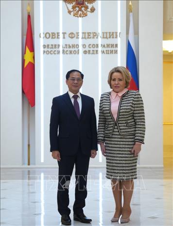 Phó Thủ tướng Chính phủ, Bộ trưởng Ngoại giao Bùi Thanh Sơn (bên trái) và Chủ tịch Hội đồng Liên bang (Thượng viện) Valentina Matviyenko. Ảnh: Quang Vinh - PV TTXVN tại Nga