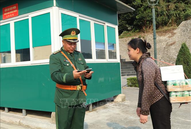 Bộ đội biên phòng cửa khẩu Chi Ma (Lạng Sơn) kiểm tra giấy tờ cư dân xuất cảnh. Ảnh: Quang Duy - TTXVN