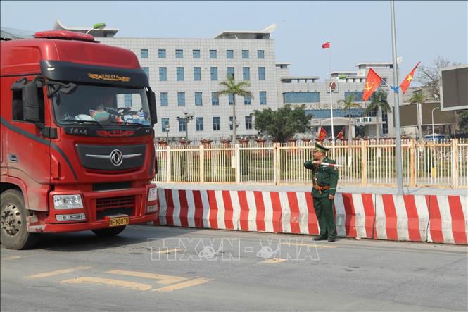 Bộ đội biên phòng cửa khẩu Chi Ma điều tiết phương tiện chở hàng nhập khẩu qua biên giới. Ảnh: Quang Duy – TTXVN