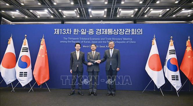Ngày 30/3/2025, Bộ trưởng Thương mại, Công nghiệp và Năng lượng Hàn Quốc Ahn Duk Geun (giữa), Bộ trưởng Thương mại Trung Quốc Vương Văn Đào (phải) và Bộ trưởng Thương mại Nhật Bản Yoji Muto (trái) đã nhóm họp tại thủ đô Seoul, nhất trí thúc đẩy hợp tác thương mại và tăng cường sự ổn định chuỗi cung ứng trong bối cảnh kinh tế toàn cầu có nhiều biến động. Ảnh: Kyodo/TTXVN